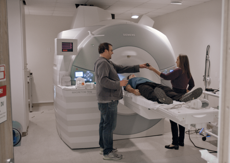 NO BIG DEAL: Technician James Purl and neuroscientist Jane E. Joseph put Honnold into an MRI tube to measure his brain’s fear levels. After looking at gruesome and arousing images inside, he commented, “I was like, whatever.”©2016 NGC Network International, LLC and NGC Network US, LLC